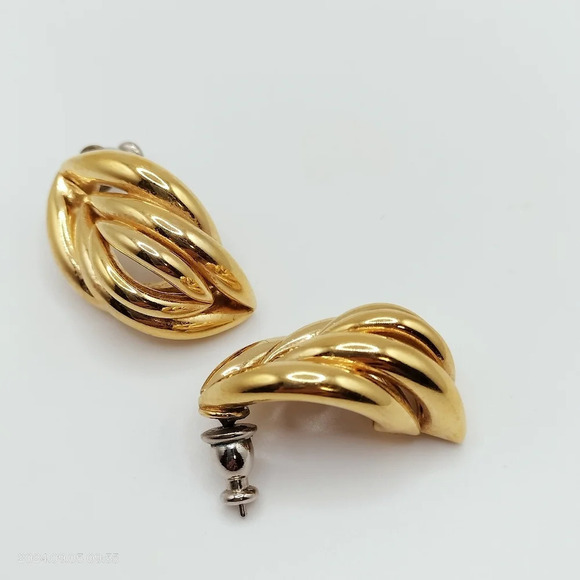 Set of 3 Women's Gold Tone Fashion Earrings Unsigned Classic - Picture 8 of 8